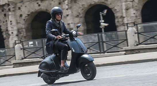 Vespa 946 EA action 23